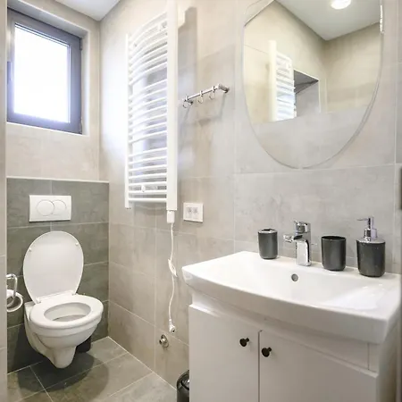 Ivona Lux -kod Hotela Palisad * Zlatibor